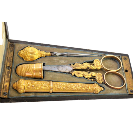 Estojo de costura em ouro com quatro peças, furador, dedal, agulheiro e tesoura, com estojo original